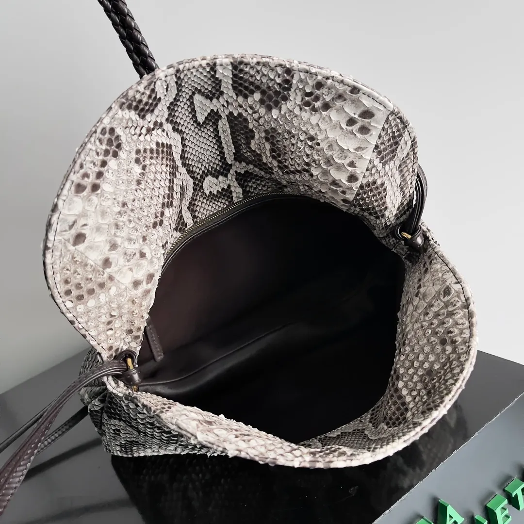 Batch 3960 BOTTEGA VENETA women's crossbody bag The rich version of Liberta is new, with gentle yet tough knitted beauty and wild python skin 🐍 This is a fashion exclusive for successful ladies who pursue wild beauty. Each snake skin is unique and cannot be copied. It is the return of pragmatism. In the winter of 2024, it is mostly worn cross-body Mainly large capacity, Liberta has a single layer inside, a wide opening, and a zipper-free design, which corresponds to the meaning of its name. It is free and not restricted. The advantage of "large single room" is that it is easy to find items when the clothes are complicated in winter. It can be held in hand or carried on the shoulder to adapt to various occasions. Style number: 806034 Size: 30*20*8cm